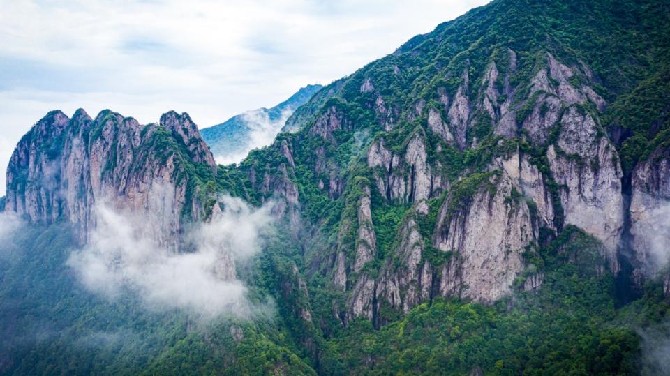 云雾缭绕的雁荡山，青绿山脊与岩壁相映