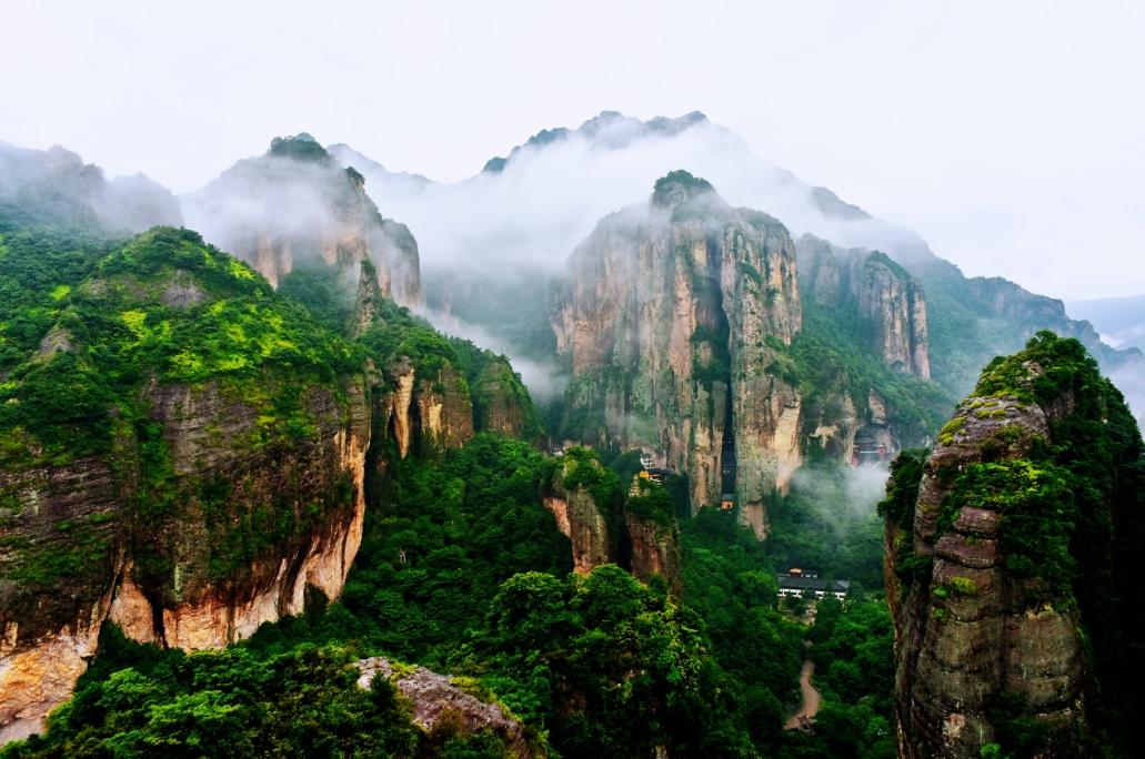 云雾漫过青绿山林与石峰，呈现品牌的山野灵感